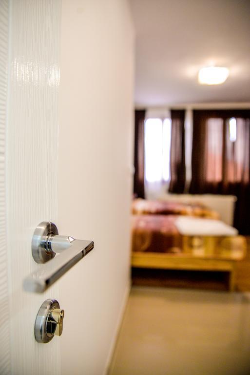 Garni Hotel Apel Apartments Ni Buitenkant foto